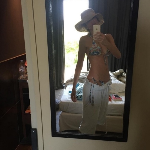 17.jul.2015 - De biquíni, Luciana Gimenez faz selfie em frente ao espelho e posta o registro em sua conta do Instagram."Ai, férias acabaram com os músculos", escreveu a apresentadora, que aparece no clique de chapéu e com uma barriga chapada