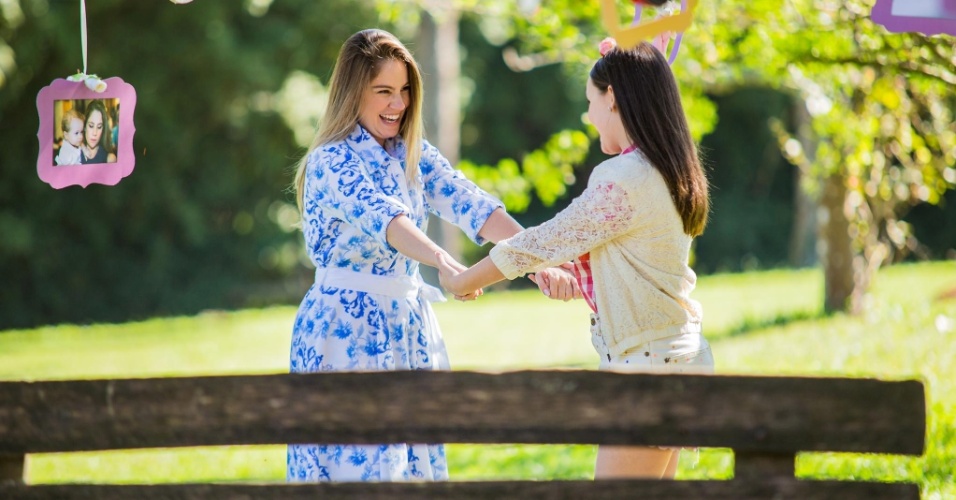 Manuela (Larissa Manoela) e Rebeca (Juliana Baroni) em cena do clipe "Contigo Sempre", da novela "Cúmplices de um Resgate"