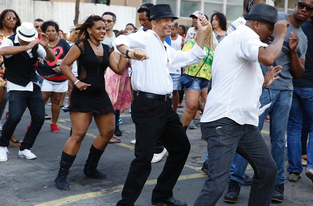 29.ago.2015 - Na tarde deste sábado o Tribunal de Justiça do Rio promove um baile charme em frente a sede no centro da cidade. - Marcos Pinto/UOL