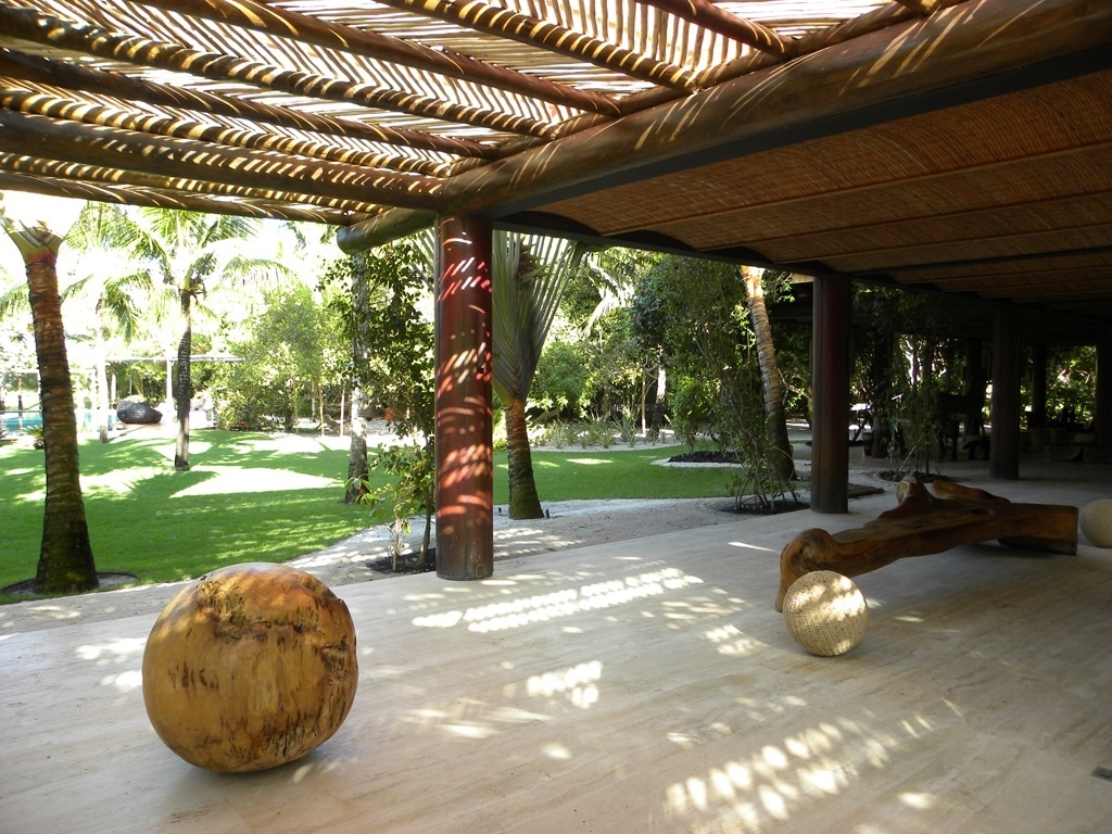 A área coberta desta residência em Trancoso, na Bahia, privilegia materiais naturais como a madeira e as fibras. O espaço está inserido no jardim com 11 mil m², composto de espécies nativas e plantadas, como palmeiras, bromélias e agaves. O conjunto é assinado pelo paisagista Marcelo Faisal - Divulgação