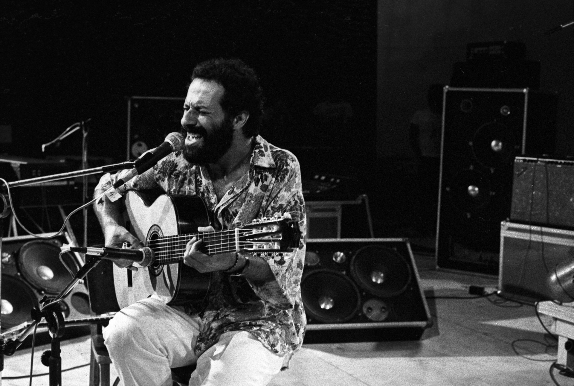 O cantor João Bosco no Festival de Águas Claras, na fazenda Santa Virgínia, em Iacanga, no interior de São Paulo, em 8 de março de 1984 - Renato dos Anjos/Folhapress