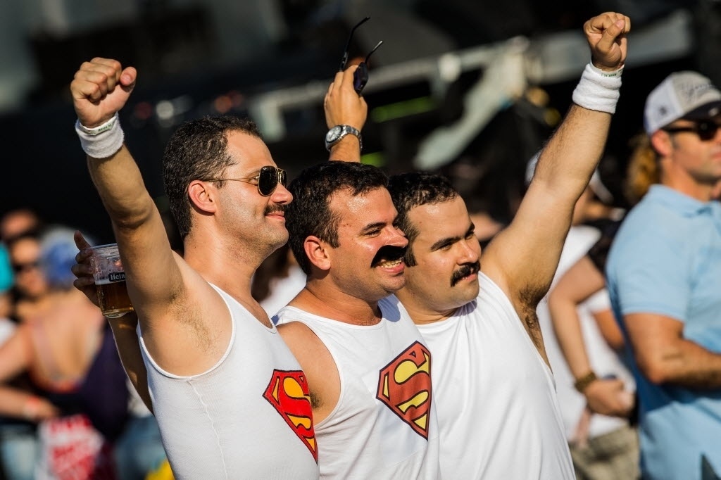 18.set.2015 - Fãs de Freddie Mercury exibem "bigodones" no primeiro dia de Rock in Rio. Com Adam Lambert no vocal, a banda inglesa se apresenta a partir da meia-noite desta sexta (18) - Eduardo Anizelli/Folhapress