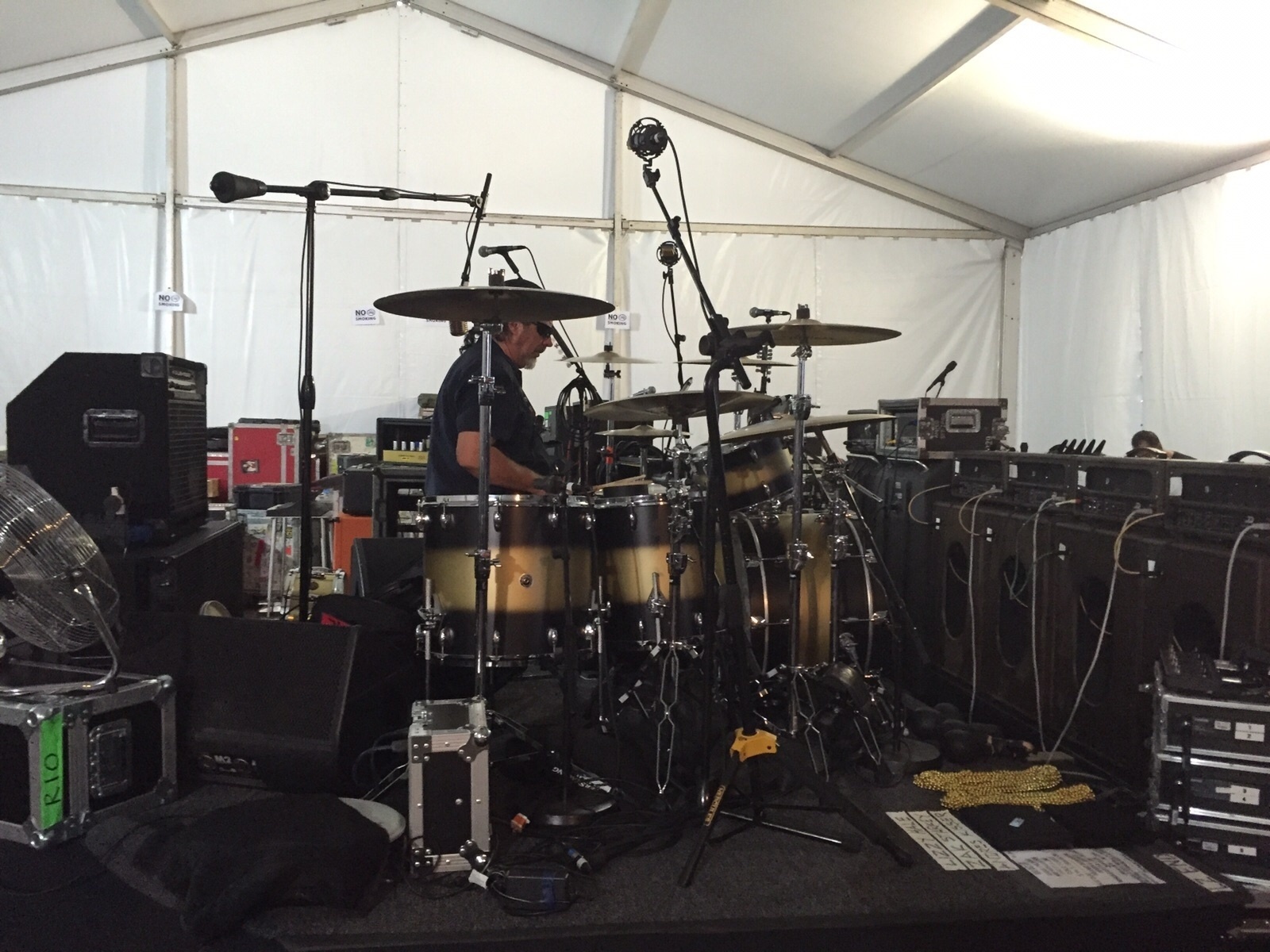 24.set.2015 - A reportagem do UOL teve acesso ao Palco Mundo do Rock in Rio na tarde desta quinta (24). Se apresentam: CPM22 Hollywood Vampires, Queens of The Stone Age e System of a Down - Felipe Branco Cruz/UOL