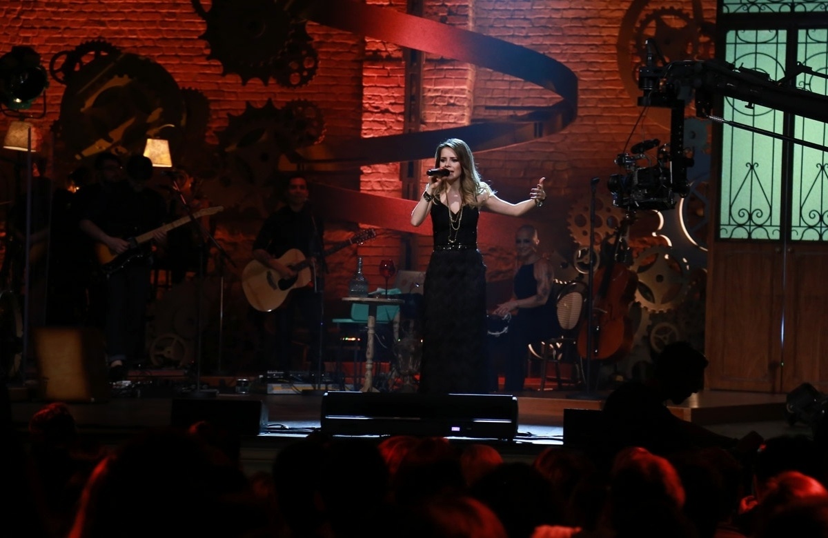 14.nov.2015 - Sandy grava DVD em show no teatro Municipal de Niterói, no Rio - Milene Cardoso/Brazil News