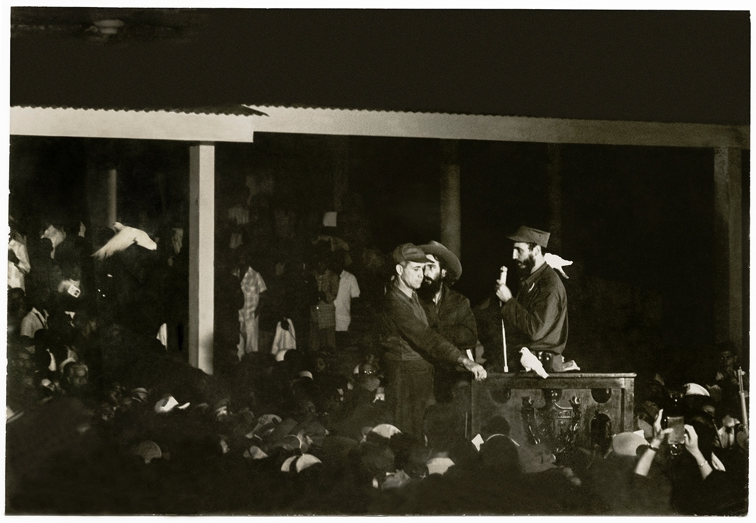 A exposição "Do arquivo de um correspondente estrangeiro - Fotografias de Luciano Carneiro" fica em cartaz de 21 de fevereiro a 19 de março de 2016 no Instituto Moreira Salles-São Paulo (Rua Piauí, 844, 1º andar, Higienópolis). A entrada é gratuita. - Luciano Carneiro