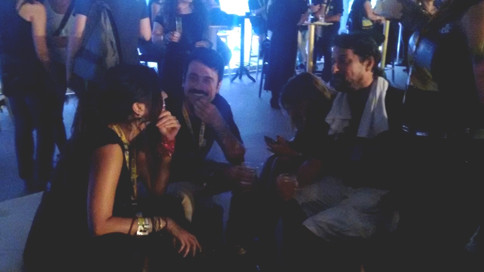 20.fev.2016 - Emanuelle Araujo, Eriberto Leão e Marcelo Serrado esperaram sentados ao início do show. Alguns fãs tietaram Eriberto e Marcelo, que levantaram para tirar fotos - Giselle Almeida/UOL