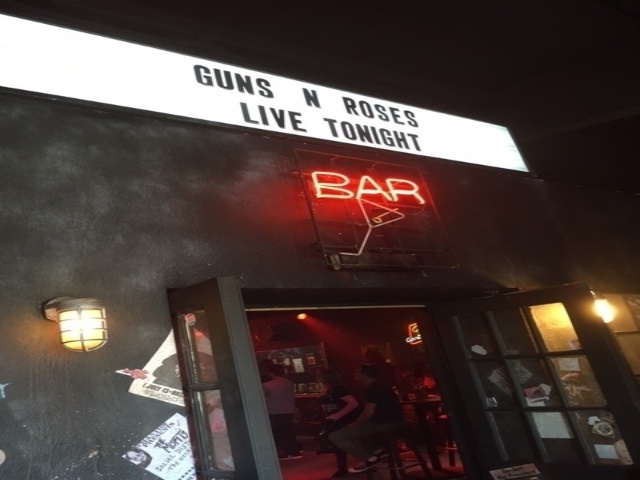 Em Los Angeles, no local onde os ingressos para o show do Guns N' Roses estavam sendo vendidos, foi montada uma mini-exposição com objetos antigos da banda - James Cimino/UOL