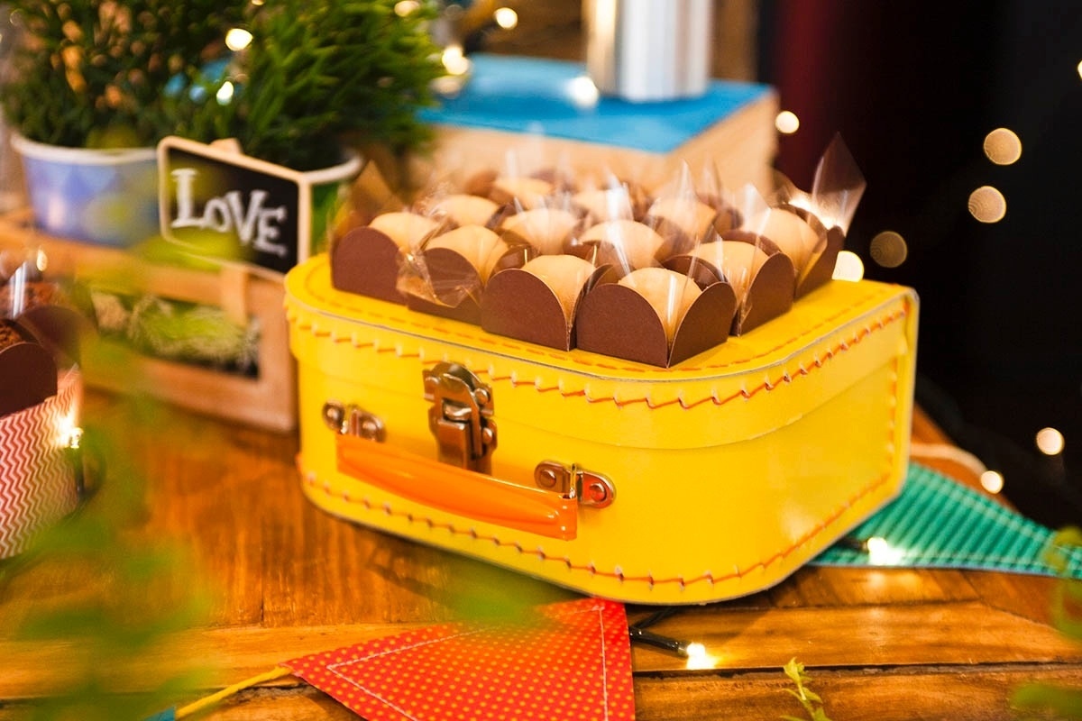 A maleta colorida serviu de suporte para os beijinhos, um dos tipos de doces servidos neste chá de bebê dos gêmeos Lucas e André, feitos pela Maria Baunilha - Sandra Pagano/Divulgação