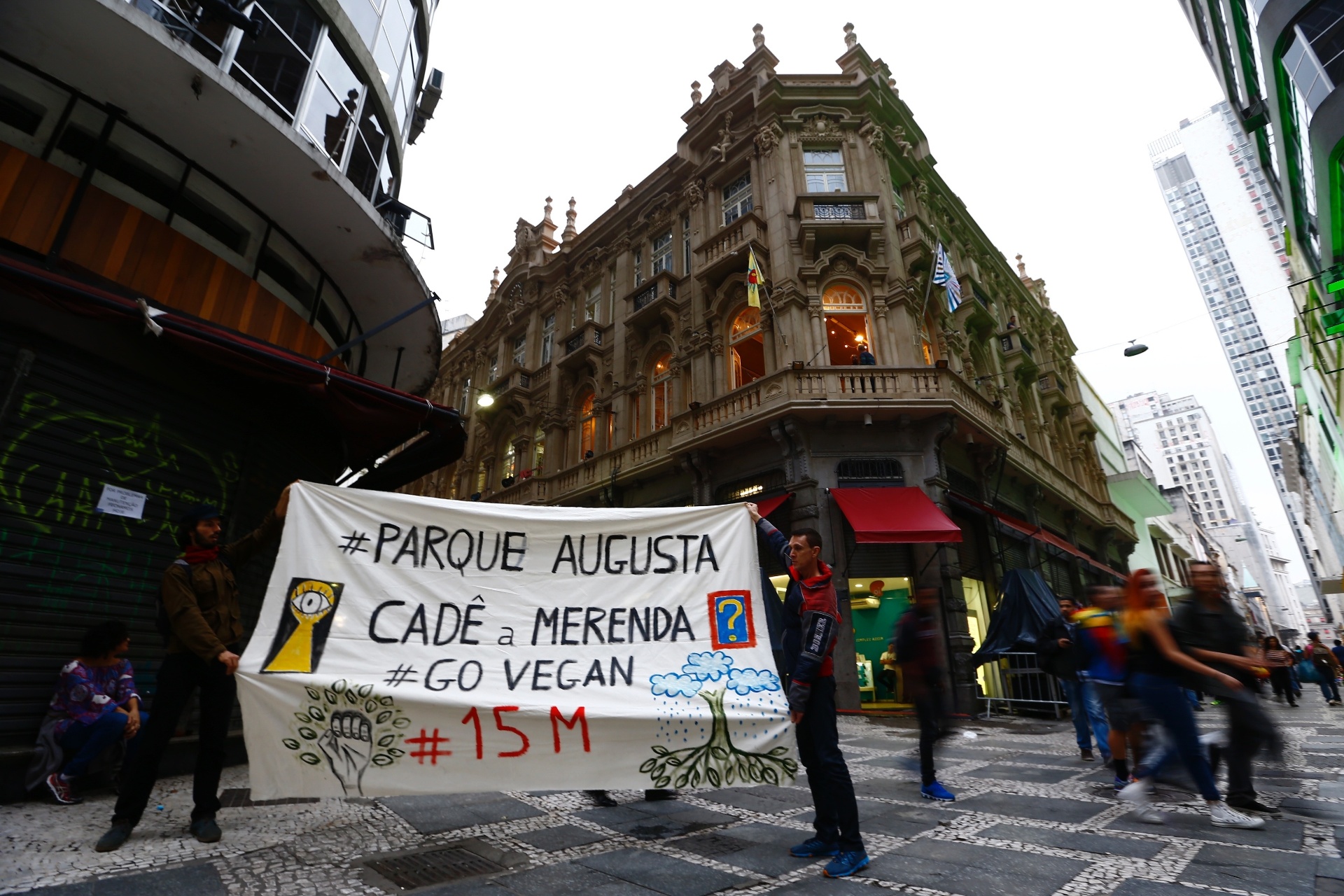 20.mai.2016 - Happy Hour da Virada Cultural começa com protesto. Manifestantes pedem pelo parque Augusta e CPI da Merenda - Adriano Vizoni/Folhapress