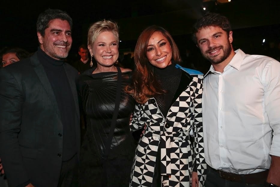 20.jun.2016 - Junno, Xuxa vai Sabrina Sato e Duda Nagle posa para fotos durante a pré-estreia do musical "Os Dez Mandamentos" no teatro Procópio Ferreira em São Paulo - Manuela Scarpa e Rafael Cusato/Brazil News