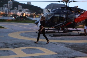 26.jun.2016 - Grazi Massafera é fotografada descendo de helicóptero com Sofia. A atriz teria passado final de semana romântico em Angra dos Reis com o novo namorado e a filha - Dilson Silva/AgNews - Dilson Silva/AgNews