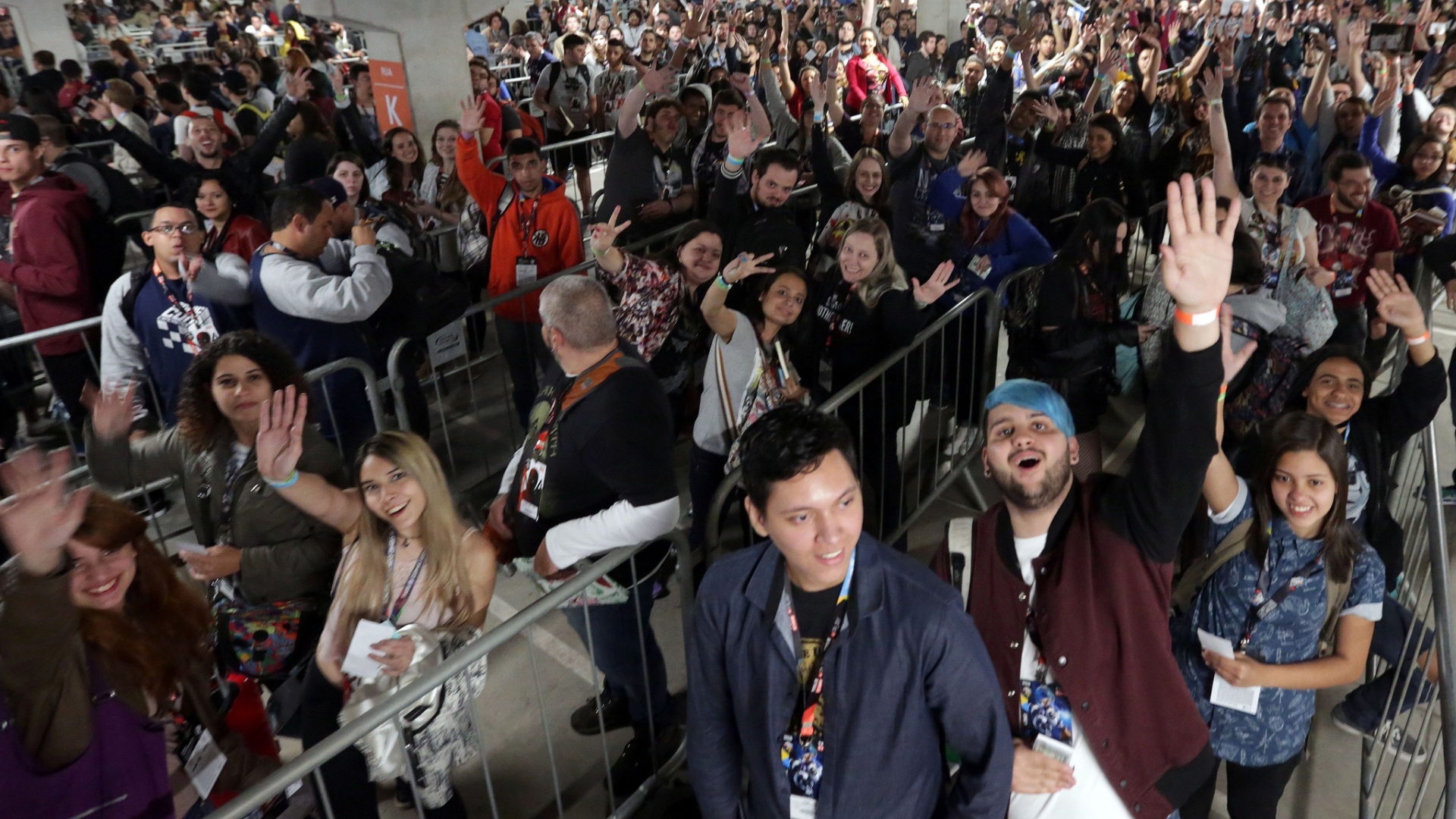 1º.dez.2016 - Fila no São Paulo Expo para o primeiro dia de Comic Con Experience - Ricardo Matsukawa/UOL