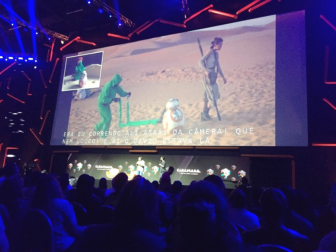 3.dez.2016 - O painel do filme "Rogue One: Uma História Star Wars" na CCXP estragou um pouco a magia da saga: o mestre de criaturas da franquia, Brian Herring, revelou que teve que usar uma roupa toda verde para empurrar o robozinho BB-8 em "O Despertar da Força" - Diego Assis/UOL