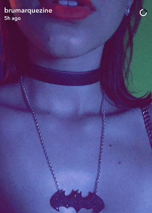 Bruna Marquezine mostra detalhe de colar do Batman que usou em festa com Neymar - Reprodução/Snapchat - Reprodução/Snapchat