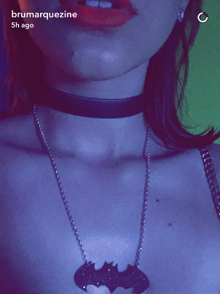 Bruna Marquezine mostra detalhe de colar do Batman que usou em festa com Neymar - Reprodução/Snapchat - Reprodução/Snapchat
