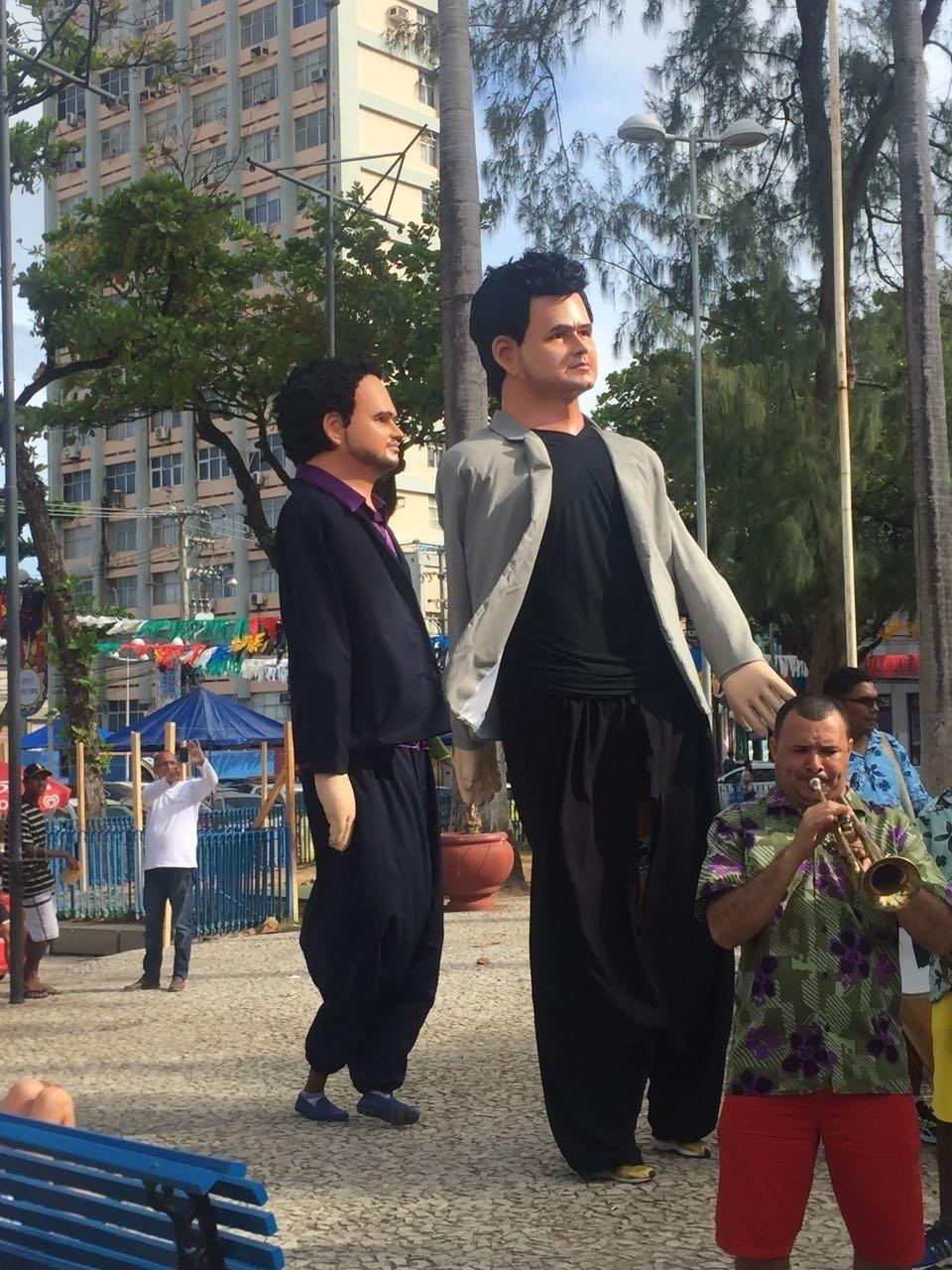 Zezé di Camargo conhece de perto bonecos de Olinda em homenagem à dupla - Divulgação