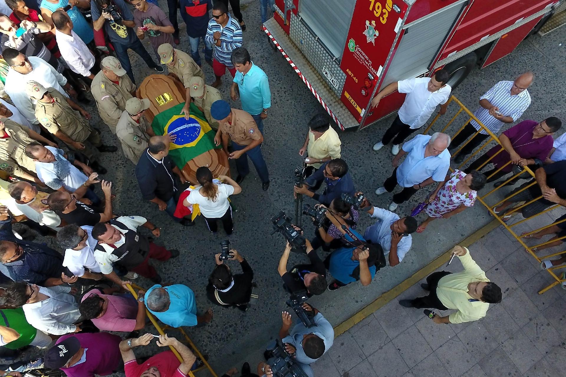 Corpo do cantor Belchior chega para o velório no Teatro São João, em sua cidade natal, em Sobral (CE) - Wellington Macedo/Futura Press/Estadão Conteúdo