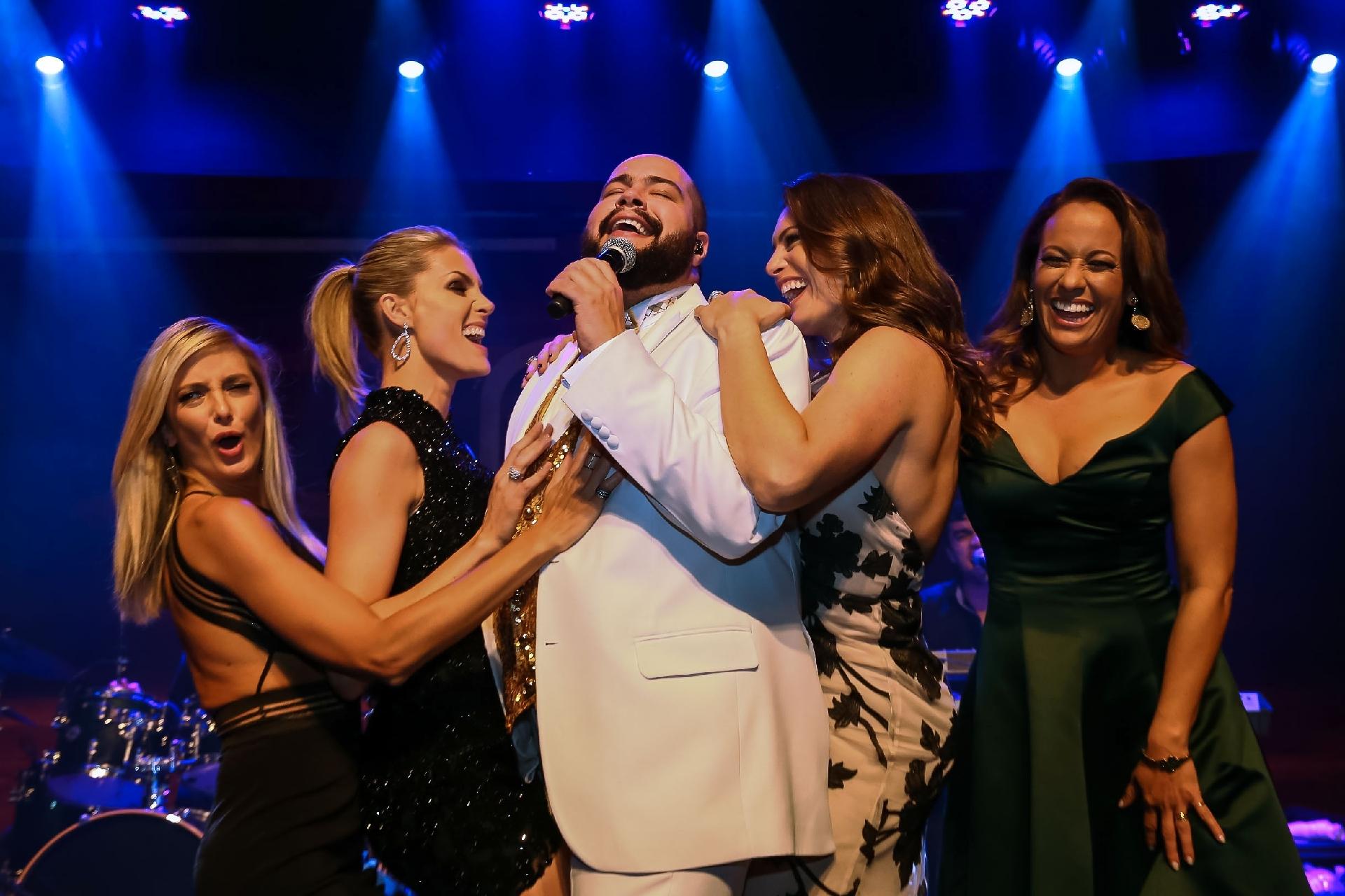 Tiago Abravanel canta na festa de 15 anos da marca de óculos de Ana Hickmann em São Paulo - Raphael Castello/AgNews