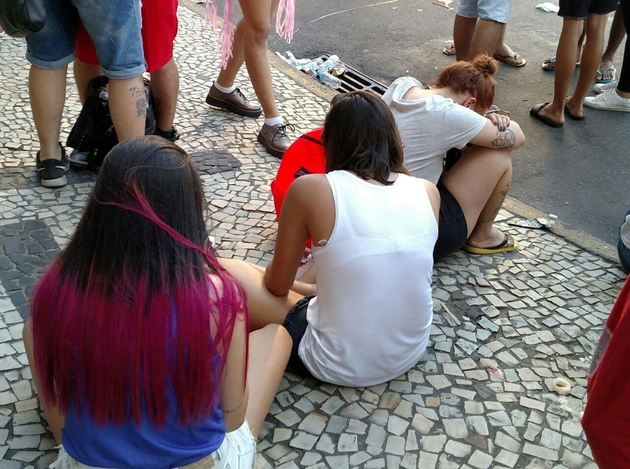 Esperando a estrela na porta do hotel Fasano, no Rio, fãs de Lady Gaga tem o pior dia vida com cancelamento do show dela no Rock in Rio - Marcela Ribeiro/UOL
