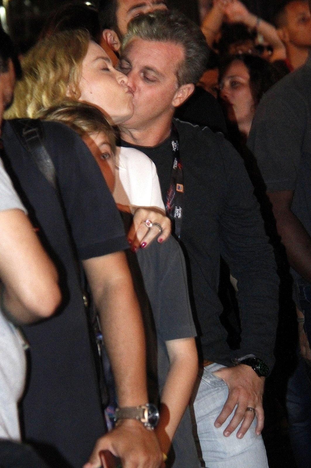 Angélica e Luciano Huck curtiram o show de Ivete Sangalo com os filhos Joaquim e Eva. O casal ainda trocou beijos durante o show - Marcos Ferreira/Brazil News