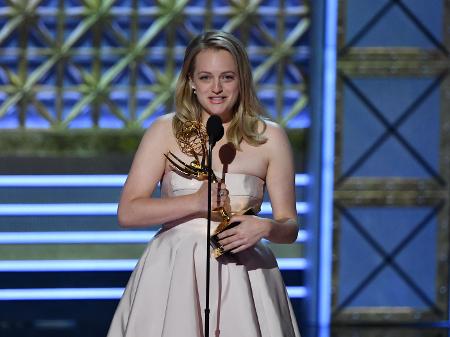 Elisabeth Moss se emociona ao vencer o prêmio de melhor atriz no Emmy 2017 - AFP PHOTO/Frederic J. Brown