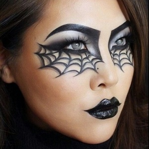 Foto: A maquiagem com teia de aranha para o Halloween pode ser feita com  lápis de olho preto e com pedras de strass nas pontas - Purepeople