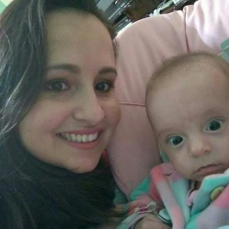 A professora Gisele Mafra e a filha, Diana, que nasceu com 27 semanas de gestação; personagens de matéria de UOL Estilo - Arquivo Pessoal - Arquivo Pessoal