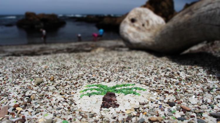 Os fragmentos encontrados na Glass Beach podem até virar obra de arte