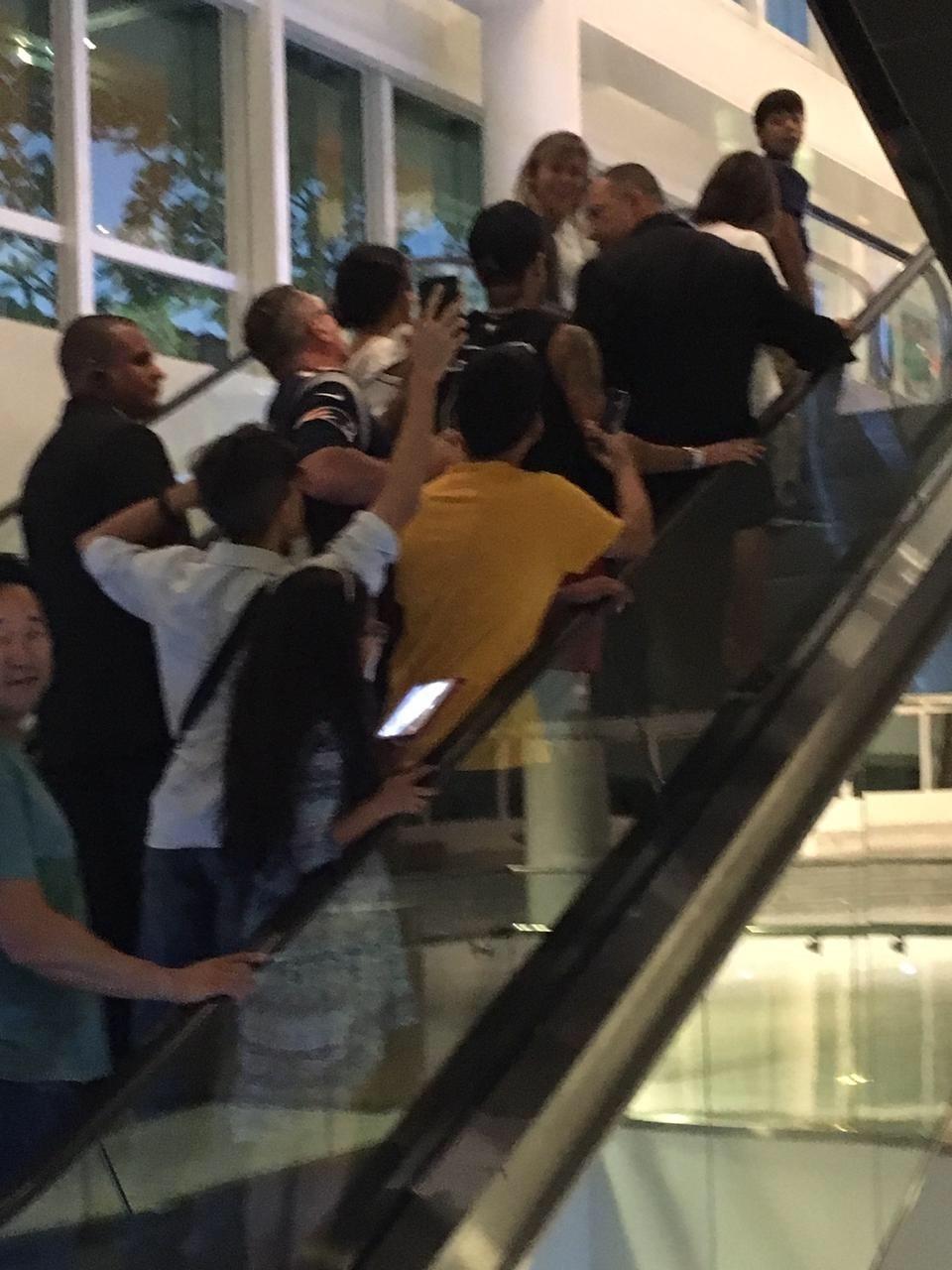 Neymar e Bruna Marquezine são cercado por fãs durante passeio em shopping no Rio - AgNews