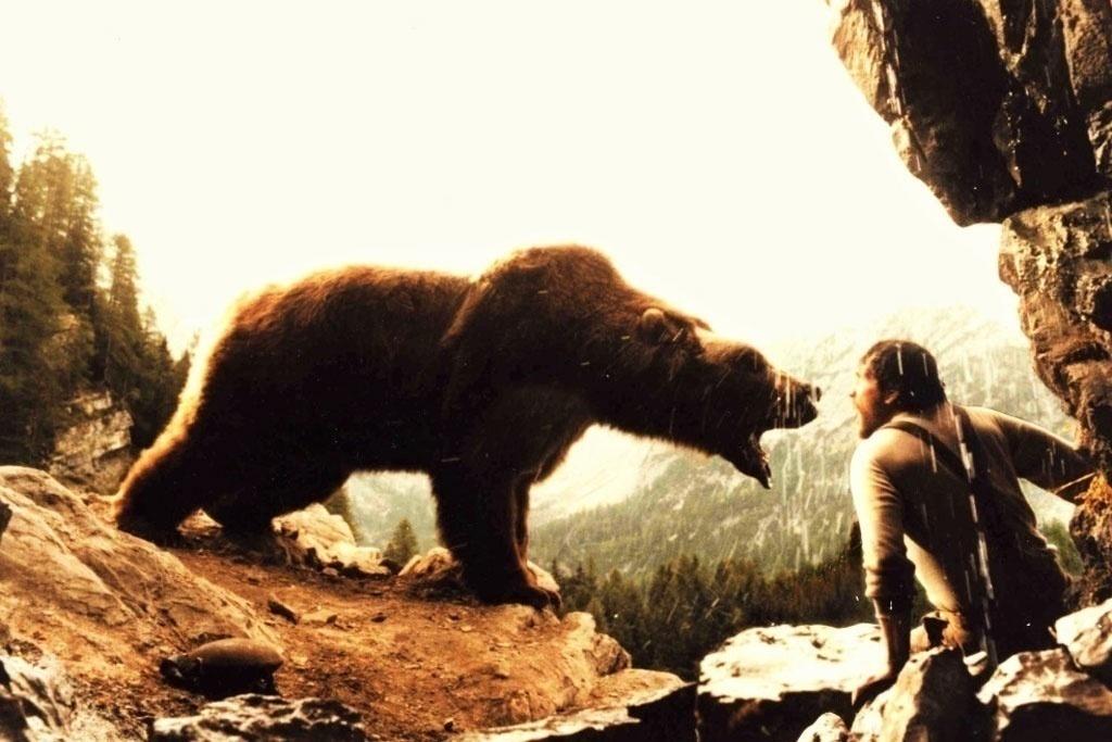 Cena de "O Urso" (1988) - Divulgação