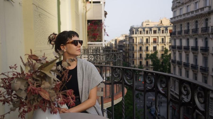 Tainá Muller na varanda do apartamento onde ficou em Barcelona, no bairro Gótico - Arquivo pessoal