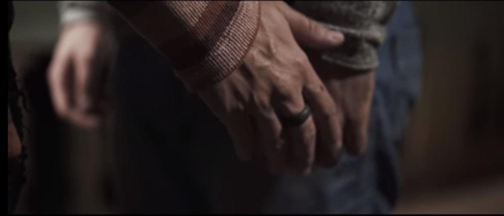 Bruno Gadiol lançou a nova música, "Sem Costume", em parceria com o cantor Gabriel Nandes, e que mostra a história de amor entre dois homens - Reprodução/YouTube/canaldobruno