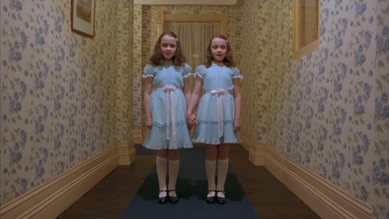 Lisa Burns e Louise Burns em cena de "O Iluminado" (1980) - Divulgação