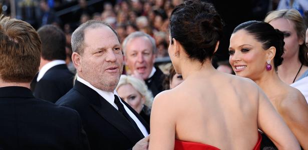 Harvey Weinstein cumprimenta Sandra Bullock no Oscar de 2011 - Kevork Djansezian/Getty Images - Kevork Djansezian/Getty Images