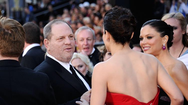 Harvey Weinstein cumprimenta Sandra Bullock no Oscar de 2011 - Kevork Djansezian/Getty Images - Kevork Djansezian/Getty Images