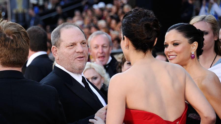 Harvey Weinstein cumprimenta Sandra Bullock no Oscar de 2011 - Kevork Djansezian/Getty Images