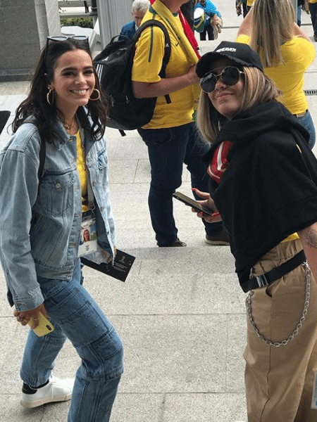 Bruna Marquezine e Rafaella Santos na escadaria da Zenit Arena, em São Petersburgo - Reprodução/Instagram