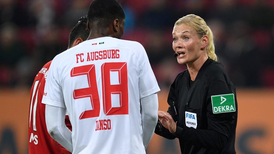 Bibiana Steinhaus apita partida de FC Augsburg x Bayern Munich - Reuters
