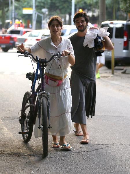 Usando uma saia, Caio Blat caminha com Luisa Arraes pelo Rio - Rodrigo Adao/AgNews 