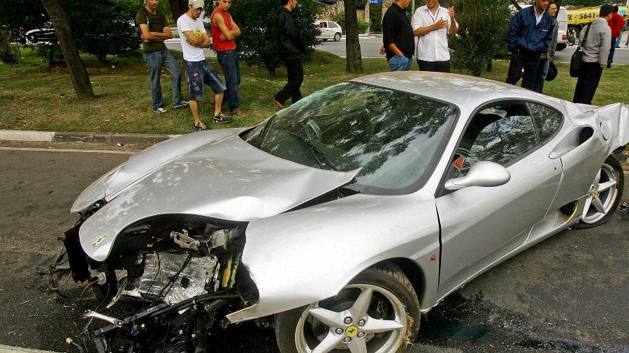 Ferrari acidentada na Marginal Pinheiros, em Sâo Paulo; veja como seguradoras definem perda total - JONNE RORIZ/ESTADÃO CONTEÚDO/AE