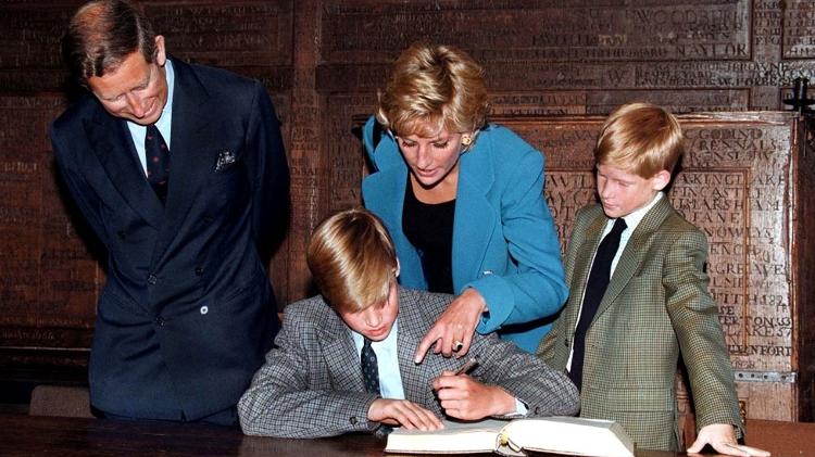 Harry vendo seu irmão assinar o livro de entrada no Eton College, em 1995 - ele seguiria seus passos três anos depois. - Getty Images - Getty Images