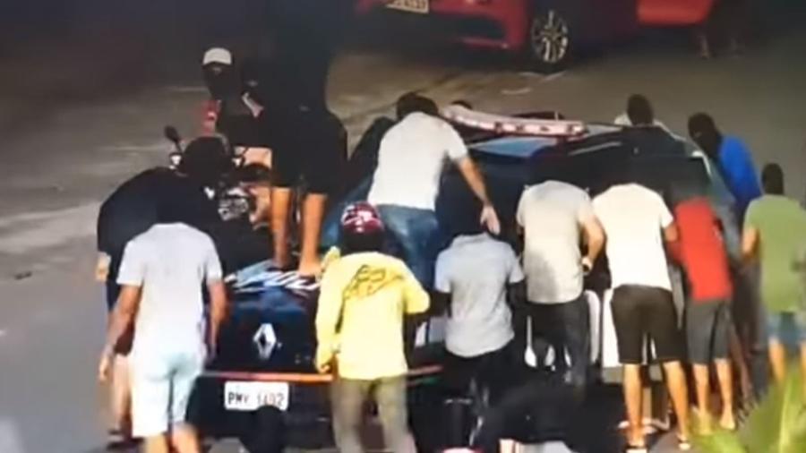 Homens encapuzados que seriam PMs tomam viatura nas ruas do Ceará - Reprodução/Youtube