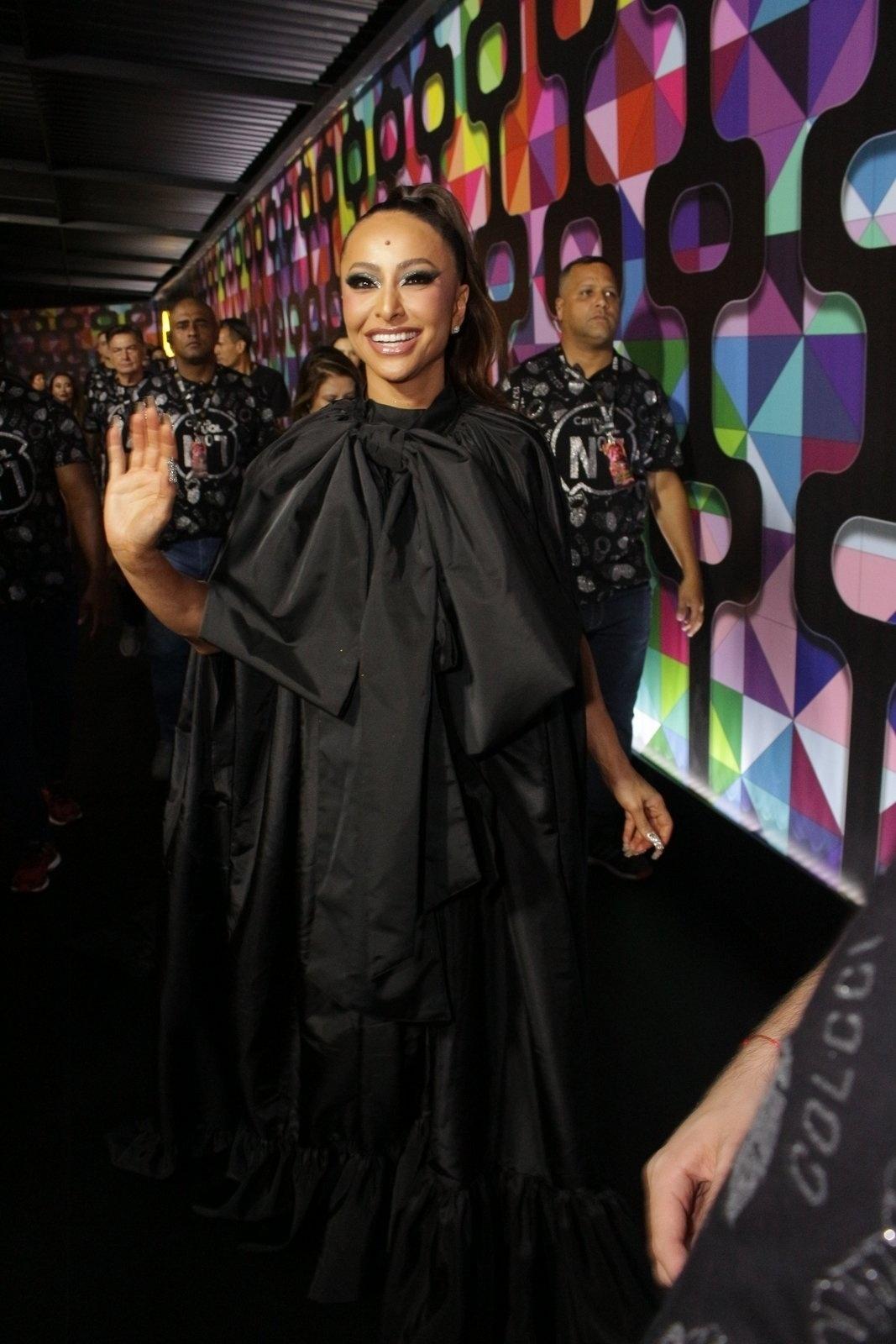 Sabrina Sato esconde seu look da noite em chegada ao Camarote Carnauol N1, na Sapucaí - Ricardo Leal/Brazil News