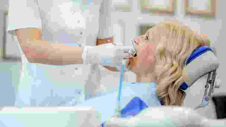 Mulher na cadeira do dentista, canal - iStock - iStock