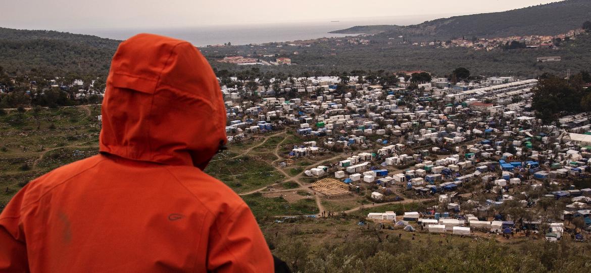 De espaldas, por razones de seguridad, el joven afgano que informa a Nossa los primeros días de cuarentena en el campo de refugiados - André Naddeo