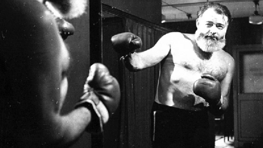 Hemingway treinando boxe. - Arquivo