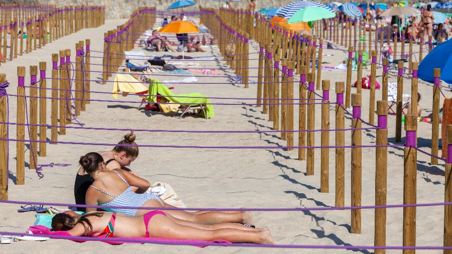 Praia de Sanxenxo, na Espanha, com divisórias para banhistas - Getty Images