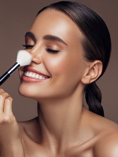 Maquiagem para iniciantes: simples de fazer, com poucos produtos e versátil, Mulher Beleza