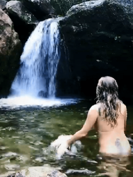Letícia Spiller toma banho nua em cachoeira - Reprodução