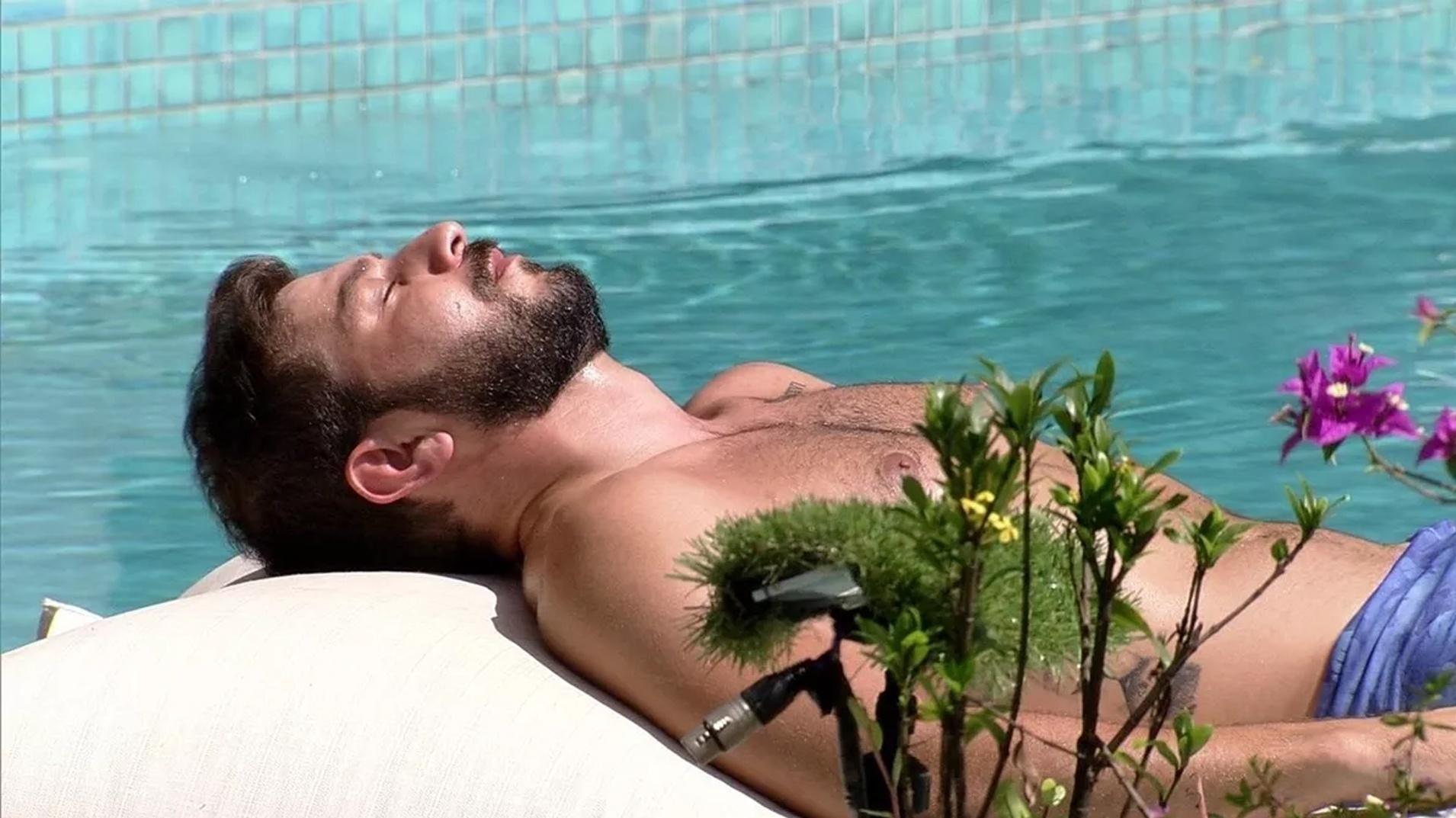 BBB 21: Caio toma sol na piscina - Reprodução/Globoplay